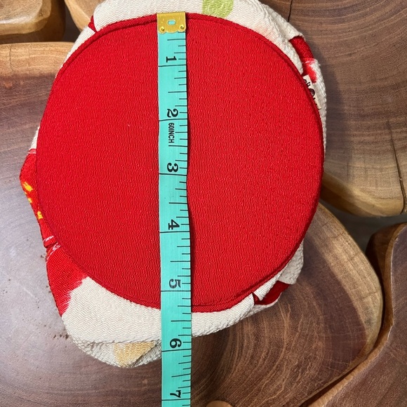 Adorable, Asian inspired, cream and red, wristlet, cinched, pouch purse. - Picture 9 of 10